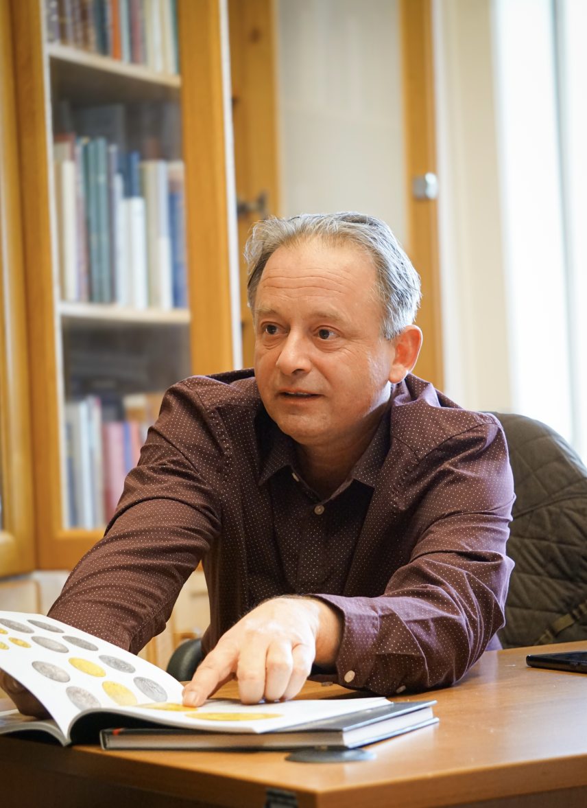 Dr. Tóth Csaba, a kiállítás egyik kurátora
