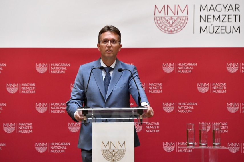 Hankó Balázs kulturális és innovációs miniszter a Reprezentáció és technológia kiállítás megnyitóján a Magyar Nemzeti Múzeumban. Fotó: Soós Lajos / MTI Hankó Balázs kulturális és innovációs miniszter a Reprezentáció és technológia kiállítás megnyitóján a Magyar Nemzeti Múzeumban. Fotó: Soós Lajos / MTI