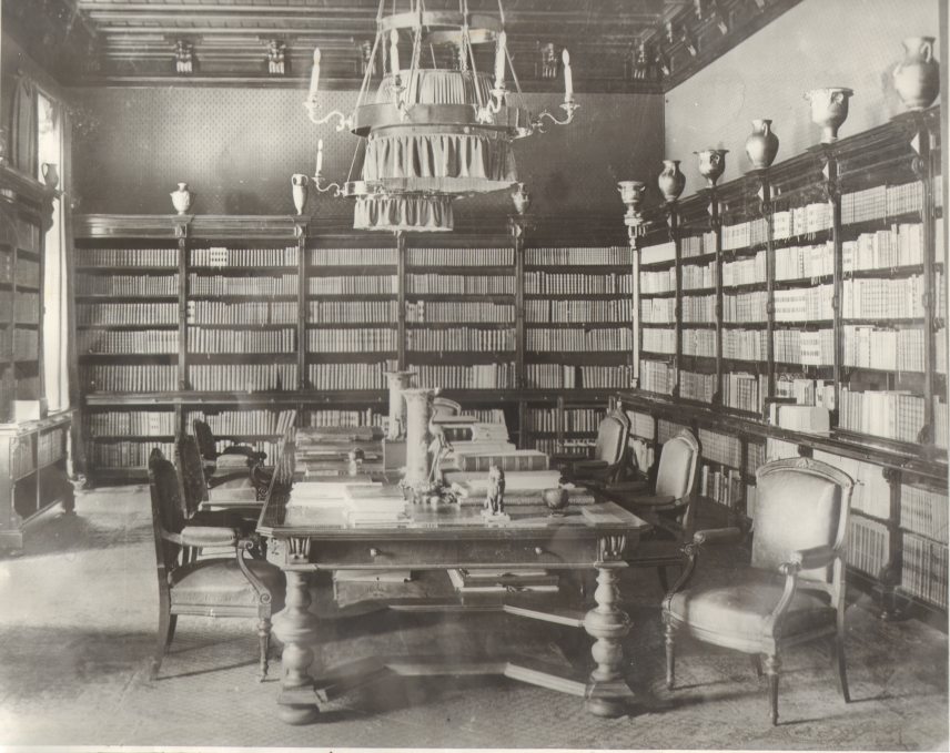 A lengyeli kastély könyvtárterme. In: Apponyi Sándor emlékezete, Budapest, Magyar Bibliophil Társaság, 1926. Forrás: Törzsgyűjtemény https://nektar.oszk.hu/hu/manifestation/2955 A lengyeli kastély könyvtárterme. In: Apponyi Sándor emlékezete, Budapest, Magyar Bibliophil Társaság, 1926. Forrás: Törzsgyűjtemény https://nektar.oszk.hu/hu/manifestation/2955