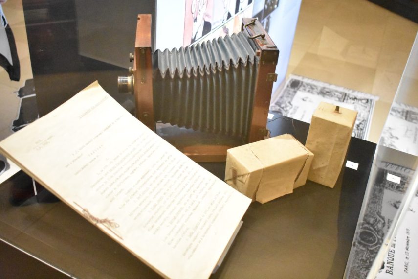 Fényképezőgép az 1930-as évekből, házi robbanószerkezet és a frankhamisítási per vádirata