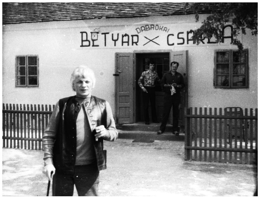 Nagy László a Dabrókai Betyár Csárda előtt