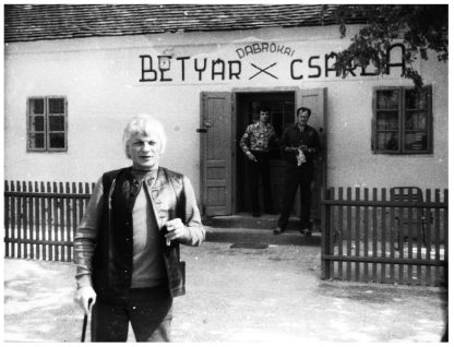 Nagy László a Dabrókai Betyár Csárda előtt