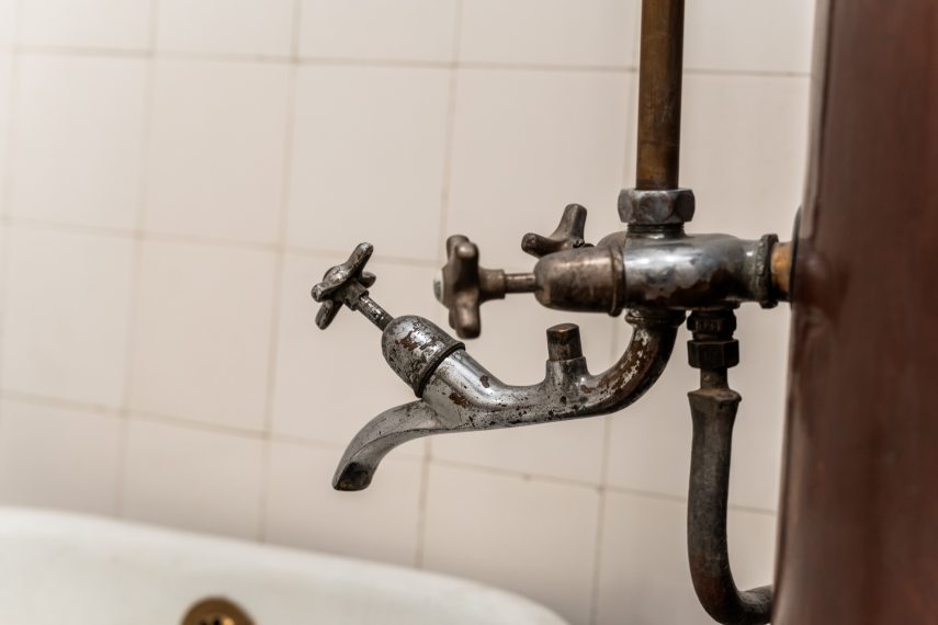 A vizet már a fürdőszobában melegítették