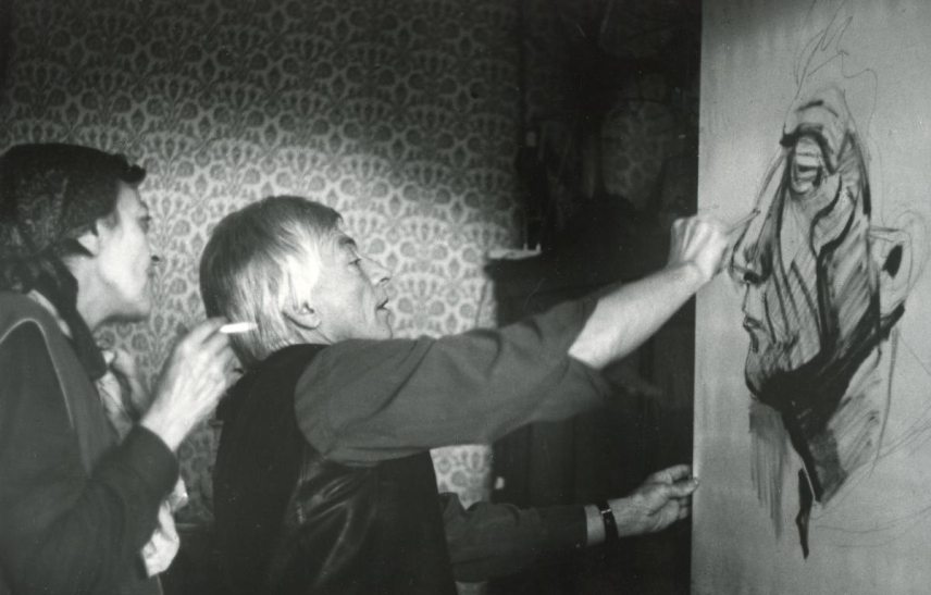 Nagy László önarcképét rajzolja