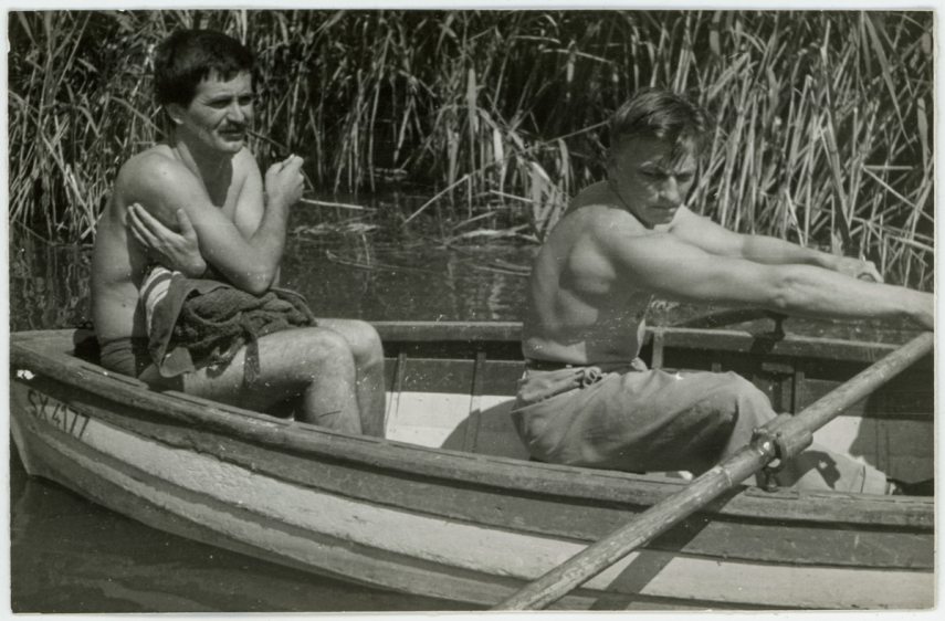 Juhász Ferenc és Nagy László a Balatonban, egy csónakban eveznek, Koczogh Ákos felvétele, Szigliget, 1959 (MNMKK PIM, Művészeti, Relikvia- és Fotótár) Juhász Ferenc és Nagy László a Balatonban, egy csónakban eveznek, Koczogh Ákos felvétele, Szigliget, 1959 (MNMKK PIM, Művészeti, Relikvia- és Fotótár)