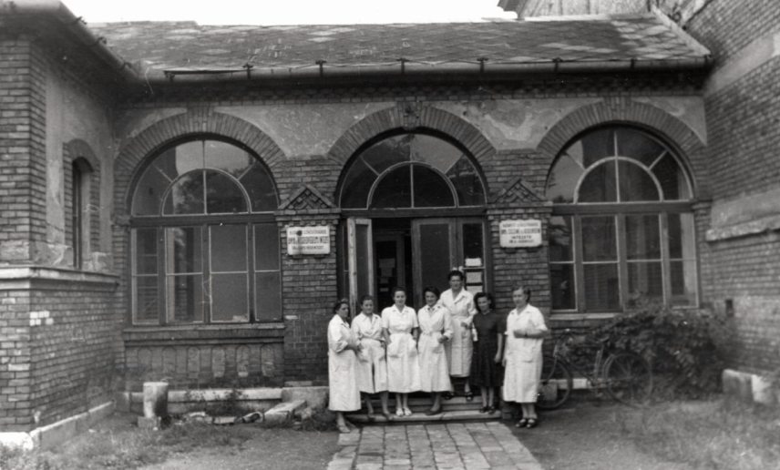 Budapest XIV. Álmos vezér tér 10., Anya- és Csecsemővédelmi Intézet 18. számú védőintézete 1954-ben. Fotó: Fortepan / Samodai József Zuglói Helytörténeti Műhely Budapest XIV. Álmos vezér tér 10., Anya- és Csecsemővédelmi Intézet 18. számú védőintézete 1954-ben. Fotó: Fortepan / Samodai József Zuglói Helytörténeti Műhely