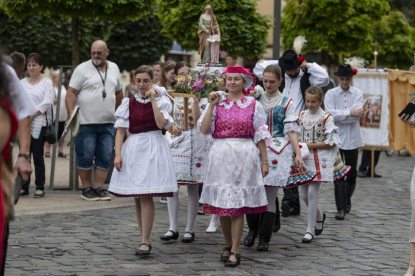 Népviseletbe öltözött résztvevők a Szent Anna-napi palóc búcsún Balassagyarmaton 2023. július 30-án. Fotó Komka Péter MTI.jpg