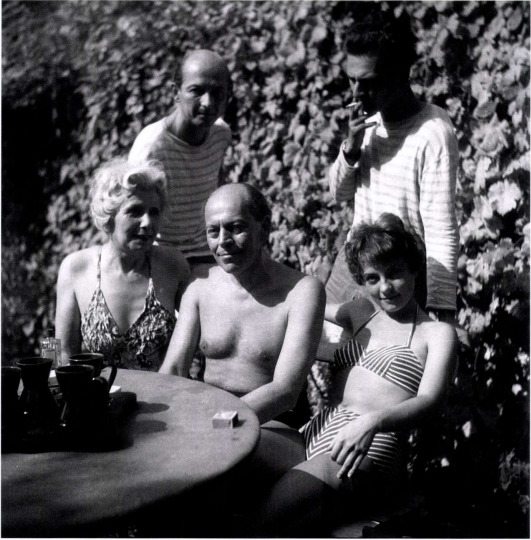 Sarkadi Imre fia, Radnóti Zsuzsa (később Örkényné), Örkény István, Sarkadi Imre, Pécsi Józsefné Rozika, Liptákék felvétele, Balatonfüred, 1959 (MNMKK PIM, Művészeti, Relikvia- és Fotótár) Sarkadi Imre fia, Radnóti Zsuzsa (később Örkényné), Örkény István, Sarkadi Imre, Pécsi Józsefné Rozika, Liptákék felvétele, Balatonfüred, 1959 (MNMKK PIM, Művészeti, Relikvia- és Fotótár)