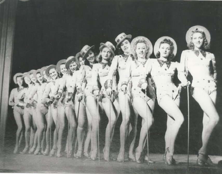 Tánckar a Moulin Rouge színpadán, 1930-as évek eleje, MNMKK Magyar Kereskedelmi és Vendéglátóipari Múzeum Tánckar a Moulin Rouge színpadán, 1930-as évek eleje, MNMKK Magyar Kereskedelmi és Vendéglátóipari Múzeum