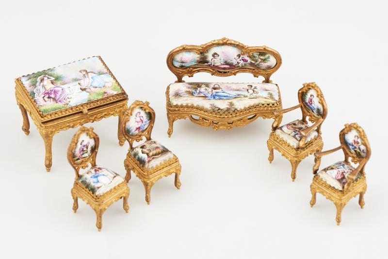 Miniatűr bútorgarnitúra zománcfestésű zsánerjelenetekkel, 19. század második fele, Ausztria
