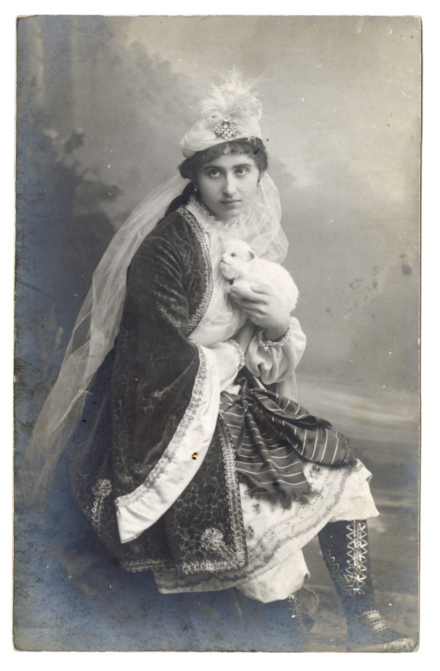 Fáy Szeréna mint Timea Az arany ember című darabban. A bemutató időpontja: 1884. december 3., Nemzeti Színház.