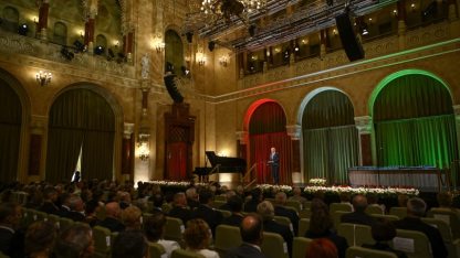 Zsigó Róbert, a Kulturális és Innovációs Minisztérium parlamenti államtitkára beszédet mond az augusztus 20-i nemzeti ünnep alkalmából odaítélt állami kitüntetések átadásán a Pesti Vigadóban 2025. augusztus 19-én..jpg