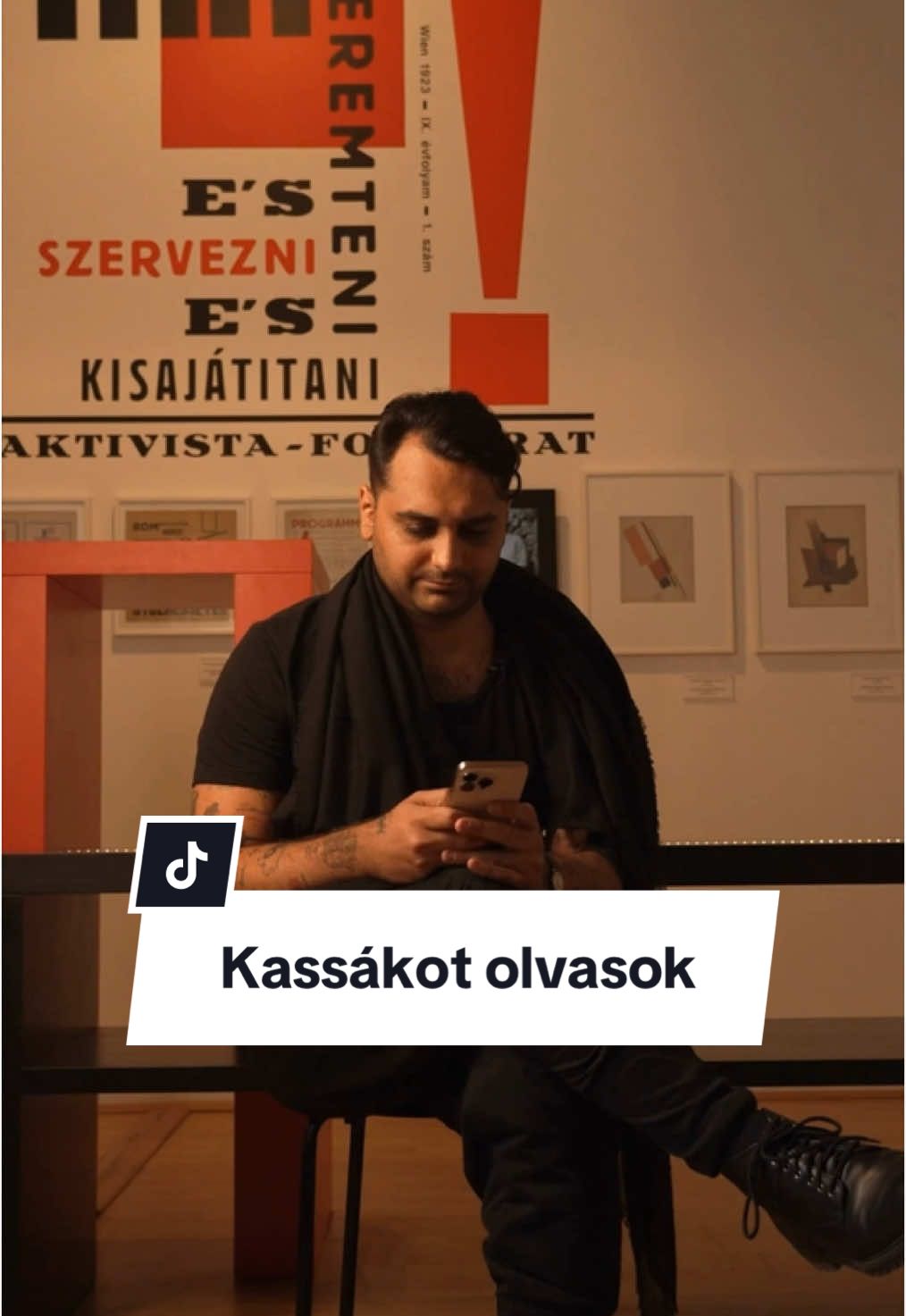 Mit üzennél annak akinek össze van törve a szíve? Kik vagyunk mi? Szerinted milyen a költő? Te mire figyelsz épp?👀 Mi épp Kassákot olvasunk – találkozzunk a múzeumban! #KözgyűjteményiKözpont #mnmkk #múzeum #családiprogram @Dr. Farka