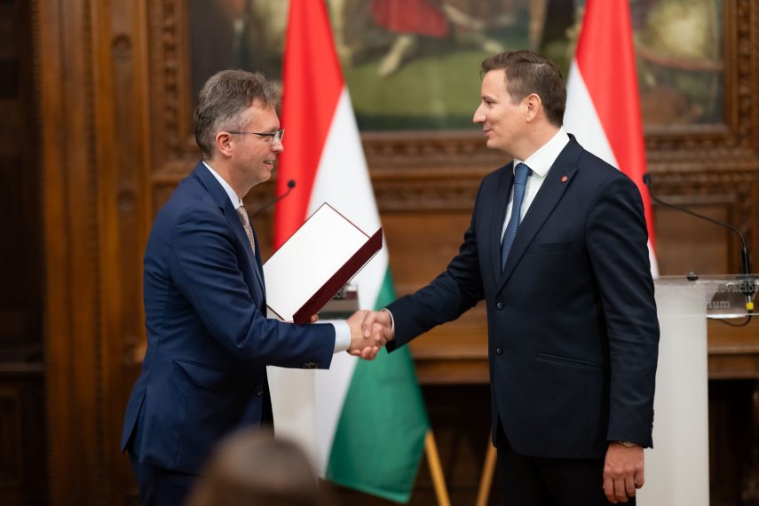 Dr. Hankó Balázs kultúráért és innovációért felelős miniszter és Dr. habil Zsigmond Gábor a Magyar Nemzeti Múzeum Közgyűjteményi Központ elnöke, a MNMKK Magyar Nemzeti Múzeum főigazgatója