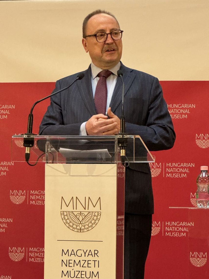 Múzeumi nyitvatartási időben hívható.